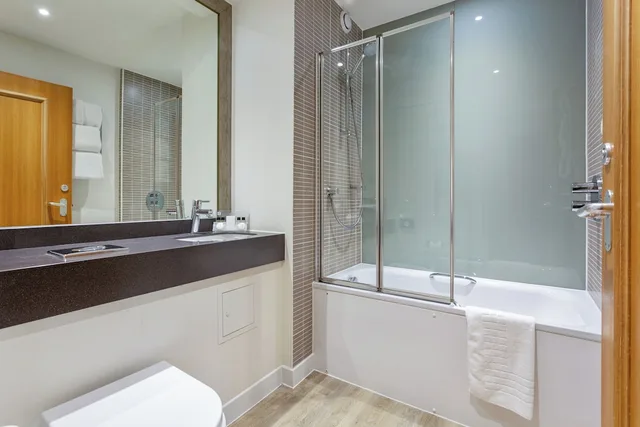 غرفة قياسية بسرير كوين مع أريكة، Holiday Inn Leamington Spa - Warwick, an IHG Hotel 7/8
