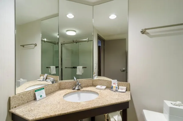 غرفة سوبيريور بسرير كينج بحوض استحمام، Comfort Inn Raleigh Midtown NC 7/7