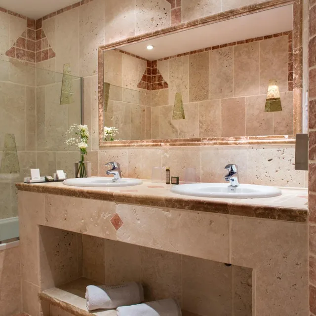 غرفة بريستيج بسرير مزدوج، LA BASTIDE DE TOURTOUR HOTEL & SPA 6/8