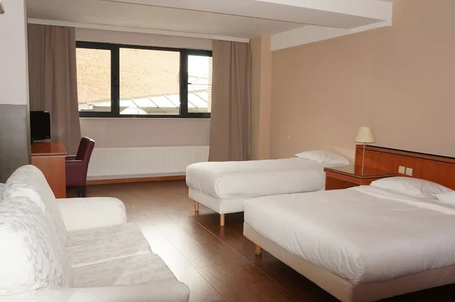 غرفة ثلاثية بسرير مزدوج وسرير فردي، Escale Hotel 1/2