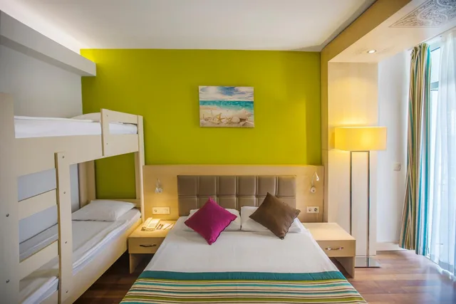 غرفة بسرير مزدوج بإطلالة على الحديقة، Meridia Beach Hotel 4/7