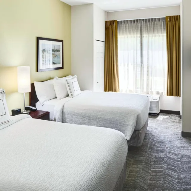 جناح بسريرين مزدوجين بحوض استحمام لذوي الإعاقة، SpringHill Suites Milford 2/7