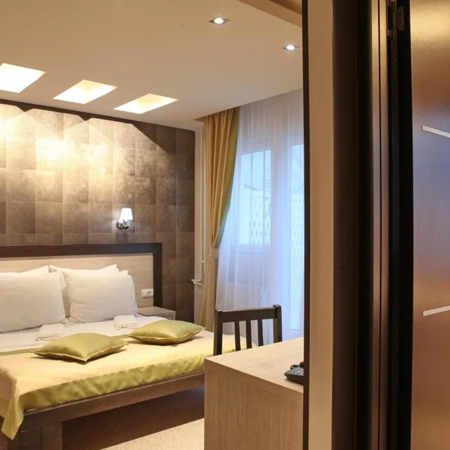غرفة بسرير كينج بشرفة، Garni Hotel Vozarev 6/8