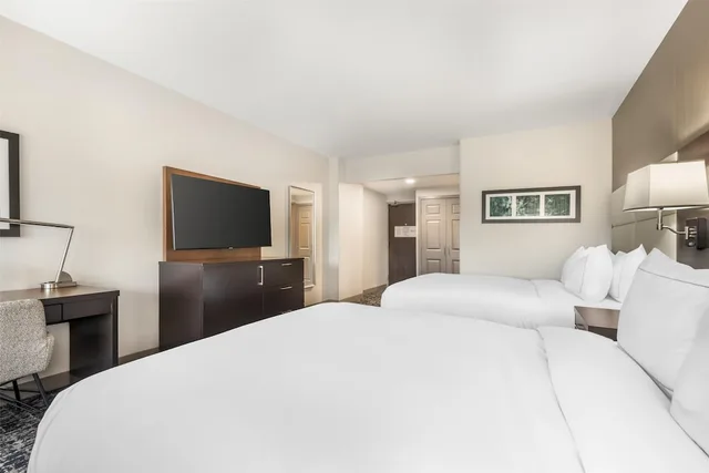 غرفة ديلوكس بسريرين كوين بشرفة، DoubleTree by Hilton Williamsburg 2/6