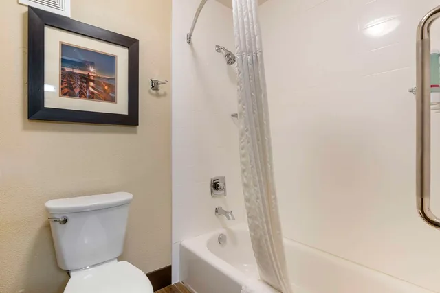 جناح بسرير كينج وسرير كوين مع أريكة بمطبخ، Best Western Columbia River Waterfront Hotel Astoria 3/3
