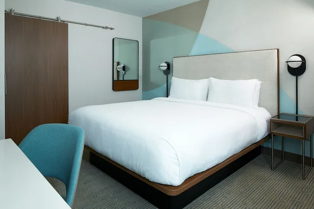 غرفة بسرير كينج بشرفة مع أريكة، Courtyard by Marriott Santa Barbara Downtown 6/10