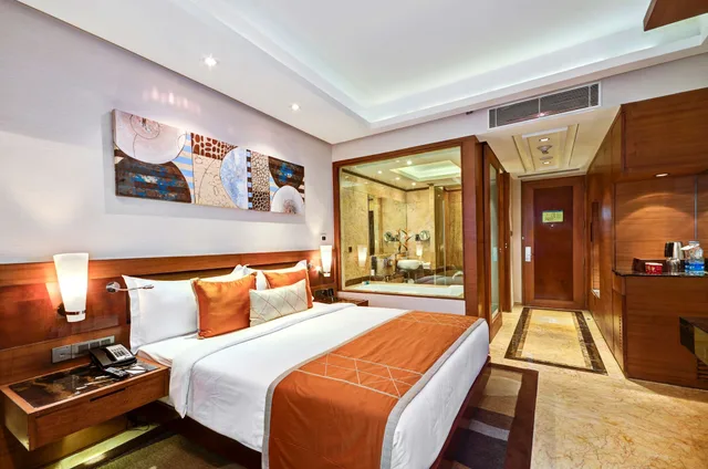 غرفة بزنس بسرير كينج، Radisson Blu Hotel Kaushambi Delhi Ncr 4/9