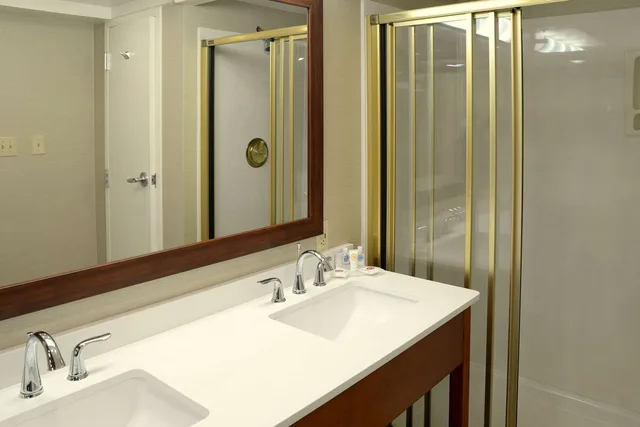 غرفة بسرير كينج لذوي الإعاقة، Comfort Inn University Durham Chapel Hill Formerly Comfort Inn University 4/6