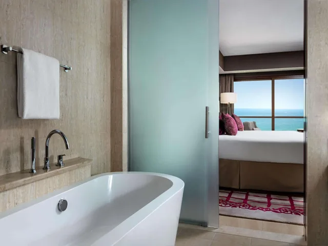 غرفة ديلوكس بسريرين منفصلين وسرير كينج بإطلالة على البحر، Fairmont Ajman 2/2