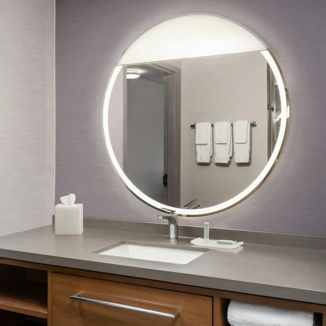غرفة بسرير كينج وسريرين كوين بحوض استحمام لذوي الإعاقة، Courtyard by Marriott Lake City 2/2