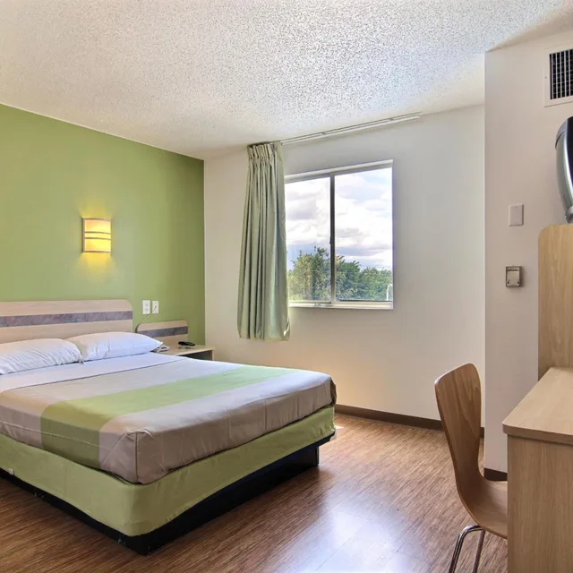 1 Queen Bed - Mobility Accessible Tub، Motel6 Albuquerque, NM - North 8/10
