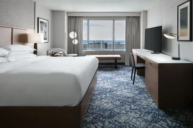 جناح جونيور بسرير كينج مع أريكة، SHERATON OVERLAND PARK HOTEL AT THE CONVENTION CENTER 1/5