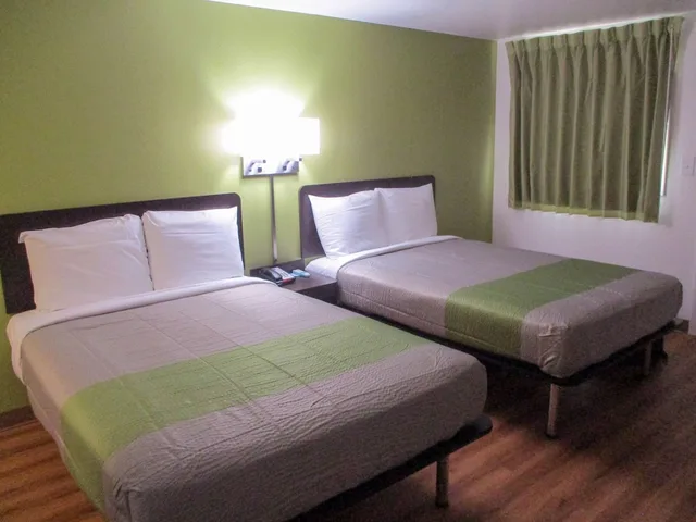 Deluxe, 2 Double Beds, Motel6 North Olmsted, OH - Cleveland 2/5