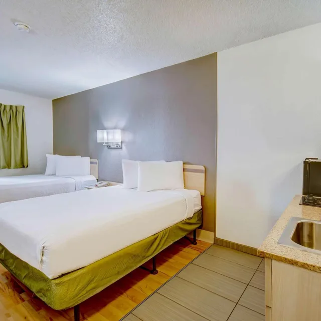 Room, 2 King Beds, Kitchen, Near Building، Studio6 Tucson, AZ - Irvington Road 2/4
