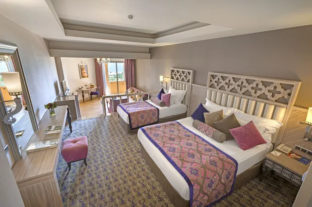 Superior, 1 Queen and 1 Single Bed, Land View، Royal Alhambra Palace 2/3