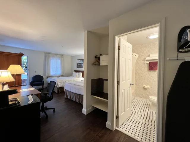 غرفة بسريرين مزدوجين يُسمح فيها بالحيوانات الأليفة في طابق منخفض، Inn at Cemetery Hill 5/8