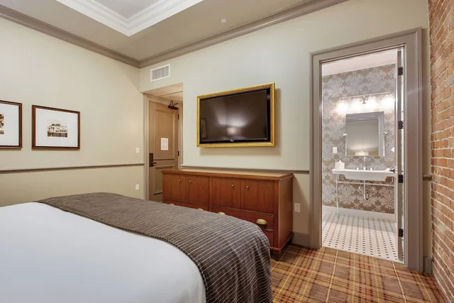 Room, King Bed, No Window، The Brakeman Hotel 1/4