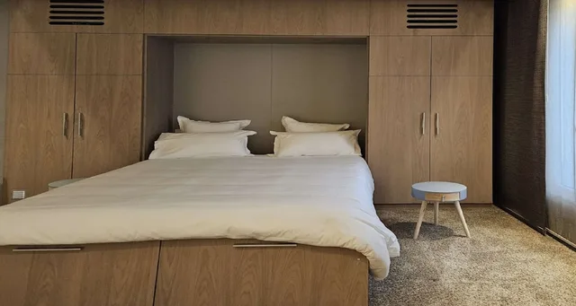 غرفة عائلية بسرير كينج مع أريكة في الملحق، Hotel Apolonia Paris Montmartre, Sure Hotel Collection by BW 1/2