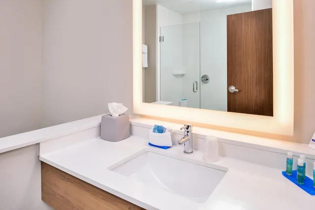 غرفة قياسية بسرير كينج لذوي الإعاقة، Holiday Inn Express Suites Siloam Springs 2/2