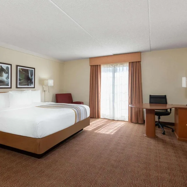 Executive, King Bed, La Quinta Inn by Wyndham Deerfield Beach I-95 at Hillsboro E 3/6