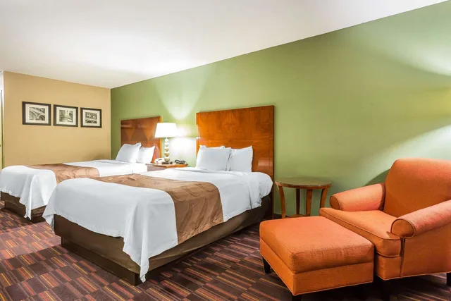غرفة بسريرين كوين للمدخنين، Quality Inn & Suites near Robins Air Force Base 5/7