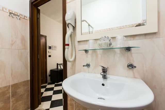 غرفة رباعية بسرير مزدوج وسريرين منفصلين، HOTEL AGLI ARTISTI 5/6