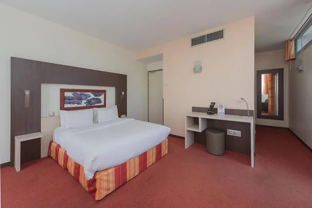 غرفة ديلوكس بسرير مزدوج بشرفة، Citotel Hostellerie Saint Vincent Beauvais 5/10