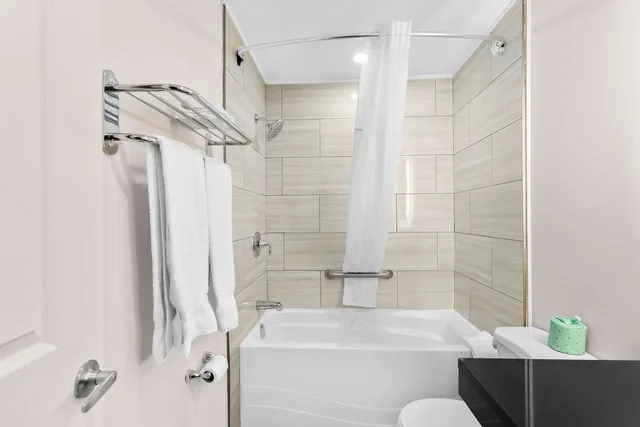 جناح بسرير كينج بحوض جاكوزي، SureStay Plus by Best Western Windsor 4/6