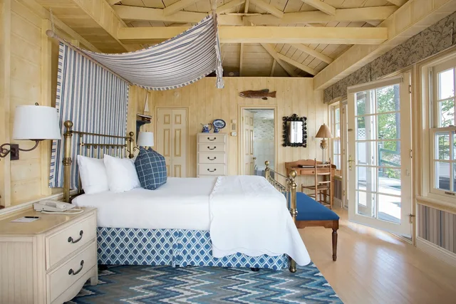 Suite, Queen Bed, Manoir Hovey 1/2