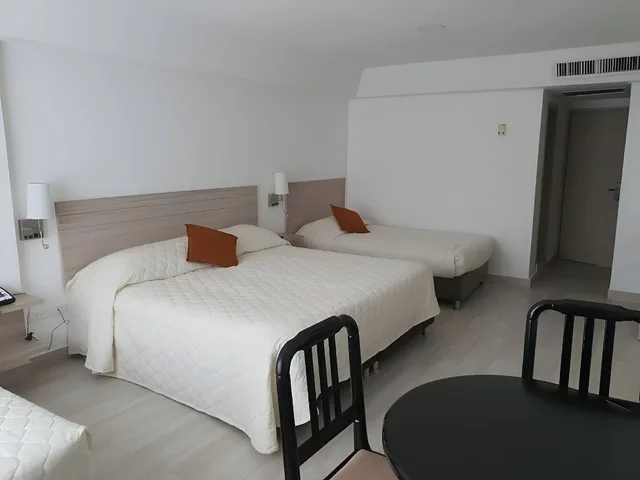 غرفة ثلاثية بسرير مزدوج وسرير فردي بإطلالة على الفناء، Hotel Lord Pierre 4/5
