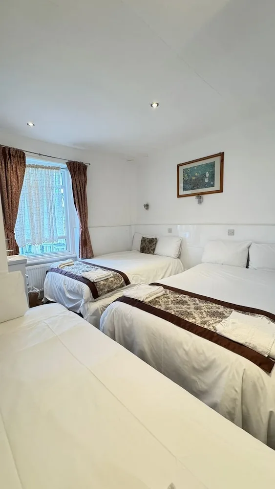 Family, 1 Single and 2 Double Beds, Hotel Earls Court 2/5