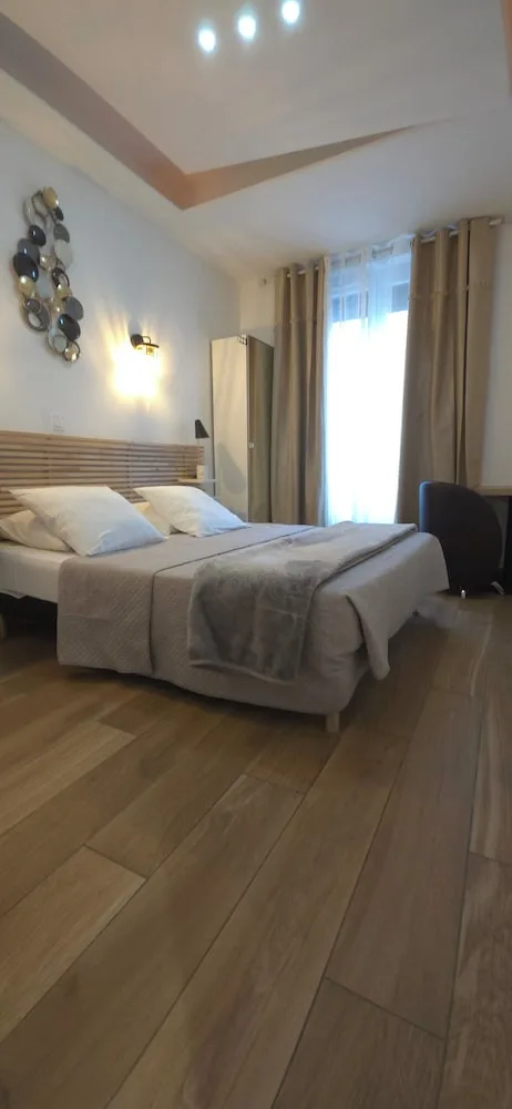 Standard, Queen Bed, No Elevator، CAMELIA PRESTIGE - PLACE DE LA NATION 5/10