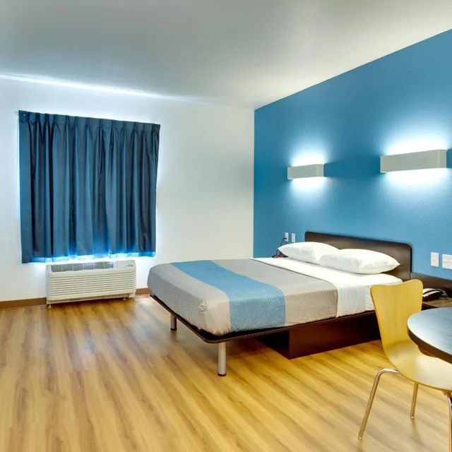 1 Queen Bed - Mobil Acces Tub Nsmk Minifridg، Motel6 Poplar Bluff, MO 4/10