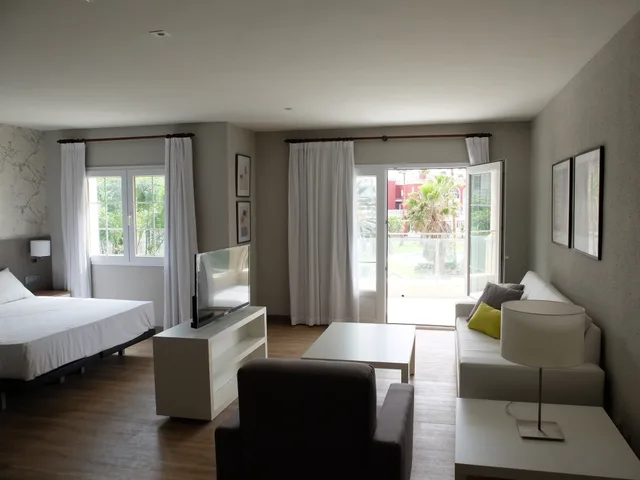 غرفة سوبيريور عائلية بسرير مزدوج مع أريكة، HG Jardin de Menorca 1/2