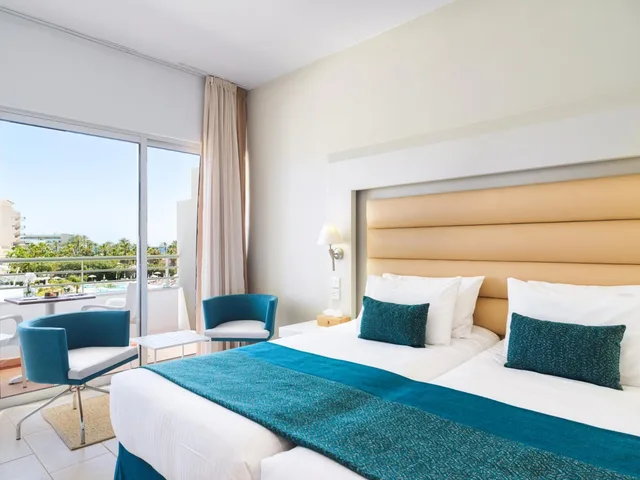 Room, King Bed, Lateral Side Sea View، Leonardo Cypria Bay 1/6