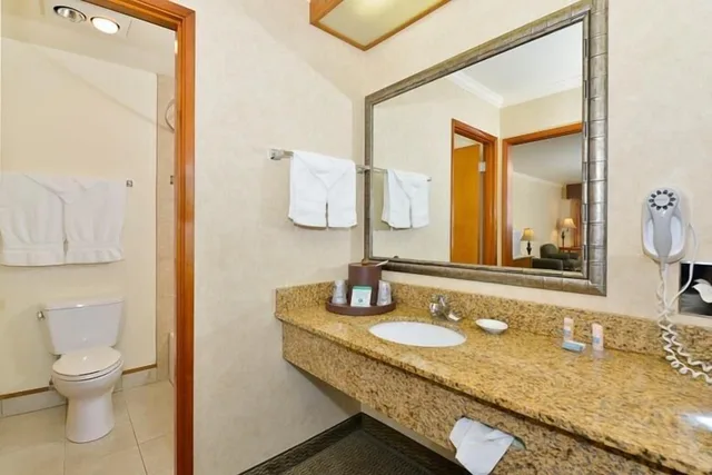 غرفة قياسية بسريرين كوين مع أريكة بمطبخ، Best Western Holiday Hotel 10/10