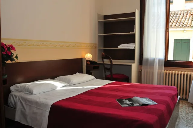 غرفة كلاسيكية بسريرين منفصلين بحمام خاص، Locanda Sant'anna 3/5