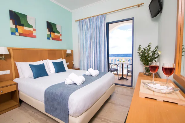 غرفة بسرير كوين بإطلالة على البحر، Sunshine Hotel 3/10