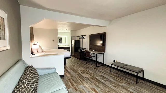 1 King Bed - Suite, Nsmk, Sofa Bed, Micfridge، Studio6 Suites Richland, MS / Jackson 5/7