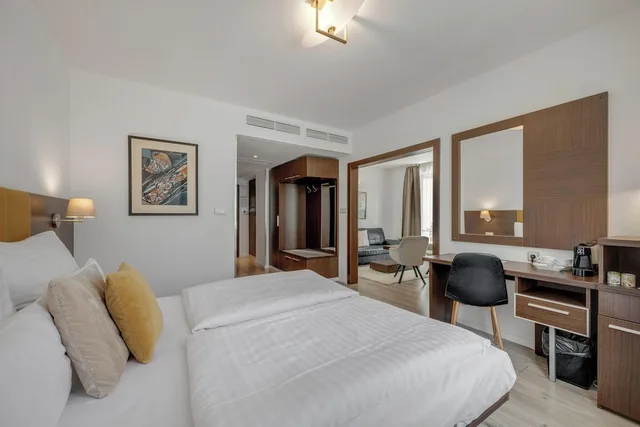 جناح بسرير كوين، Antares Hotel 4/10