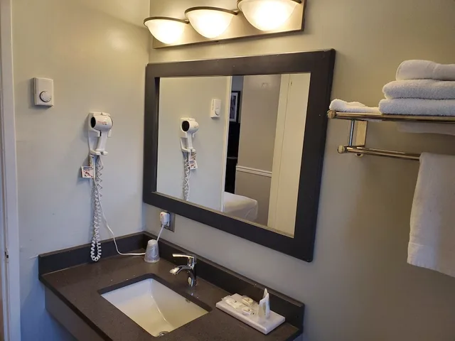 غرفة قياسية بسرير كوين، Alpine Inn Abbotsford 4/5
