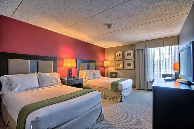 غرفة بسريرين كوين، Holiday Inn Express Charleston-Civic Center 1/1