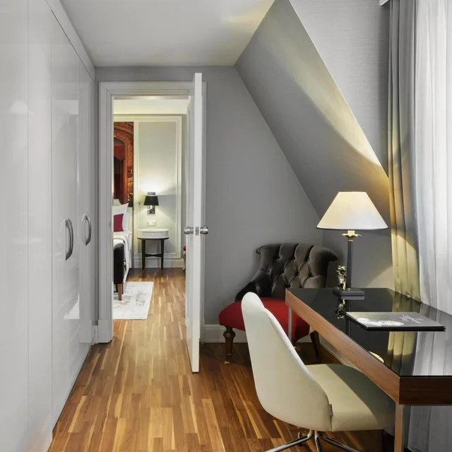Sezen Aksu, Suite, King Bed، TITANIC Gendarmenmarkt Berlin 6/6
