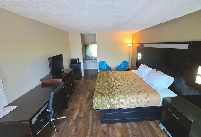 غرفة بسرير كينج لذوي الإعاقة، Econo Lodge Lavonia, GA 2/5