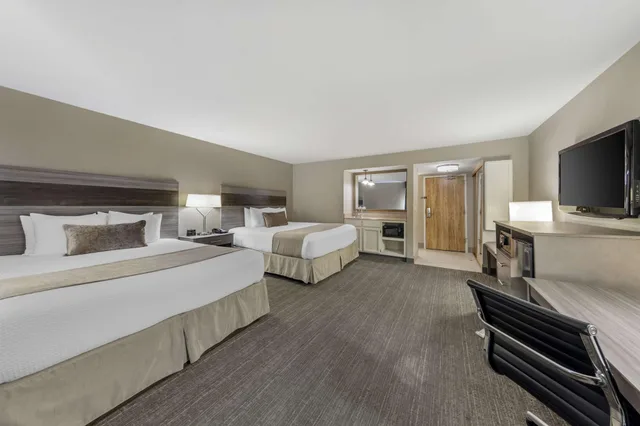 Junior Suite, Multiple Beds, Balcony، Best Western Plus Executive Inn 2/3