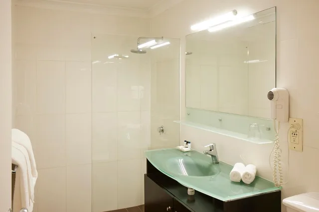 غرفة بسرير كوين لذوي الإعاقة، Ramada Hotel & Suites by Wyndham Sydney Cabramatta 2/2
