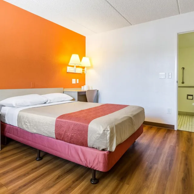 1 Full Bed ADA/Tub، Motel6 Tempe, AZ – Phoenix Airport – Priest Dr 4/9