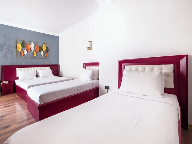 غرفة قياسية رباعية بسرير مزدوج وسريرين منفصلين، Azze Hotel 6/10