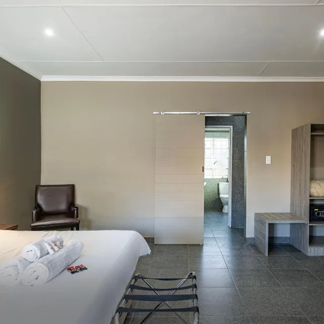 غرفة بسريرين منفصلين بحمام خاص، Calvinia Hotel by Country Hotels 4/7