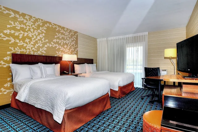 غرفة بسريرين مزدوجين بإطلالة على الفناء بشرفة لذوي الإعاقة، Fairfield Inn Suites Los Angeles Rosemead 1/3